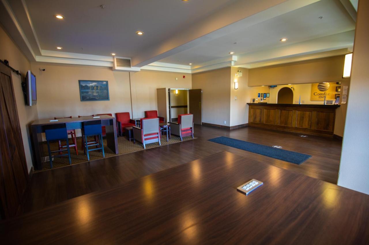 Comfort Inn Летбридж Экстерьер фото